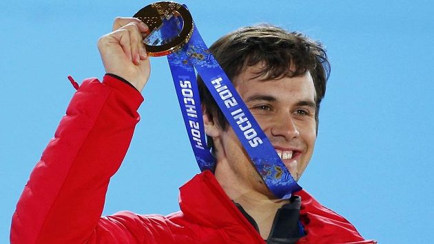 Švýcar Sandro Viletta pózuje se zlatou medailí ze superkombinace. Švýcar Sandro Viletta pózuje se zlatou medailí ze superkombinace.