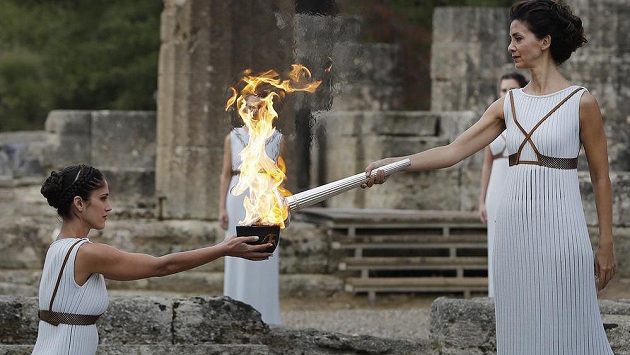 Herečka Katerina Lehuová (vpravo) drží pochodeň s olympijským ohněm pro hry 2018 v Pchjongčchangu. Herečka Katerina Lehuová (vpravo) drží pochodeň s olympijským ohněm pro hry 2018 v Pchjongčchangu.