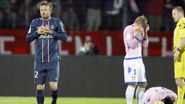 Záložník Paris Saint-Germain David Beckham (vlevo) byl na hřišti Evianu vyloučen. Záložník Paris Saint-Germain David Beckham (vlevo) byl na hřišti Evianu vyloučen.