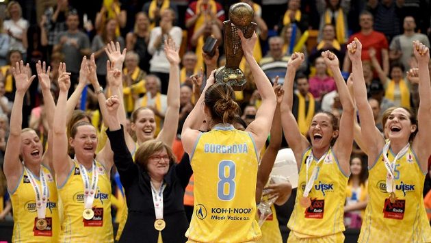 Basketbalistky USK Praha oslavují vítězství ve finále Final Four nad Jekatěrinburgem. Basketbalistky USK Praha oslavují vítězství ve finále Final Four nad Jekatěrinburgem.