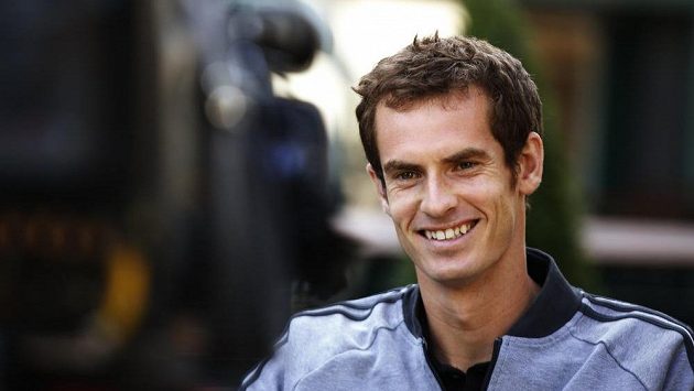 Wimbledonský vítěz Andy Murray poskytuje interview v pondělním ranním televizním bloku. Wimbledonský vítěz Andy Murray poskytuje interview v pondělním ranním televizním bloku.
