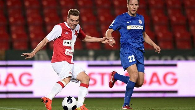 Záložník Slavie Milan Černý střílí gól Brnu. Záložník Slavie Milan Černý střílí gól Brnu.