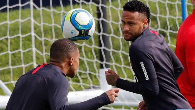 Hvězdy fotbalového PSG Kylian Mbappé a Neymar na tréninku. Hvězdy fotbalového PSG Kylian Mbappé a Neymar na tréninku.