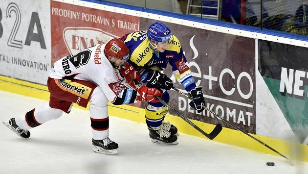 Zleva Roman Kukumberg z Hradce Králové a David Šťastný ze Zlína. Zleva Roman Kukumberg z Hradce Králové a David Šťastný ze Zlína.