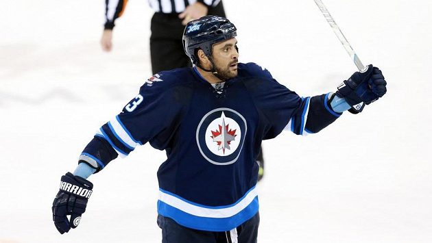 Dustin Byfuglien z Winnipegu při utkání s Chicagem. Dustin Byfuglien z Winnipegu při utkání s Chicagem.