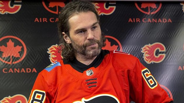 Hokejový útočník Jaromír Jágr v dresu Calgary po podpisu smlouvy. Hokejový útočník Jaromír Jágr v dresu Calgary po podpisu smlouvy.