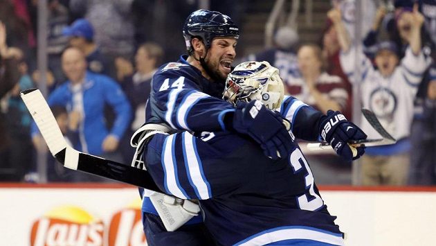 Český brankář Ondřej Pavelec slaví se spoluhráčem Bogosianem vítězství na penalty nad St. Louis. Český brankář Ondřej Pavelec slaví se spoluhráčem Bogosianem vítězství na penalty nad St. Louis.