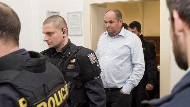 Předseda FAČR Miroslav Pelta (uprostřed) u Obvodního soudu pro Prahu 1, který na něj uvalil vazbu. Předseda FAČR Miroslav Pelta (uprostřed) u Obvodního soudu pro Prahu 1, který na něj uvalil vazbu.