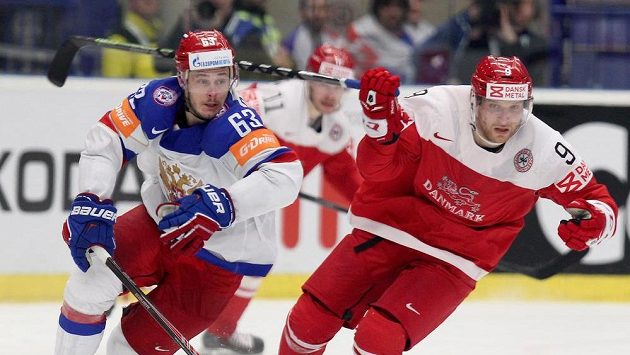 Ruský útočník Jevgenij Dadonov (vlevo) a útočník Dánska Frederik Storm během utkání MS v Ostravě. Ruský útočník Jevgenij Dadonov (vlevo) a útočník Dánska Frederik Storm během utkání MS v Ostravě.