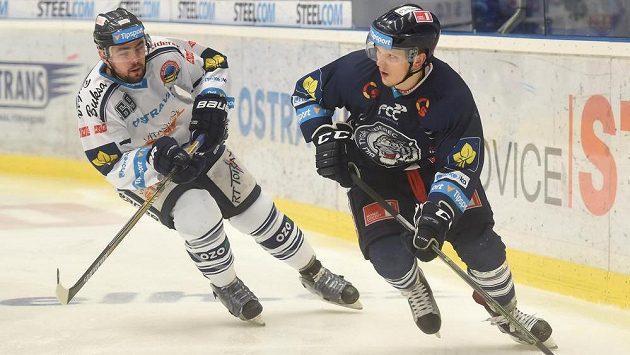 Vítkovický útočník Roman Szturc (vlevo) a liberecký obránce Radim Šimek v zápase 21. kola hokejové Tipsport extraligy. Vítkovický útočník Roman Szturc (vlevo) a liberecký obránce Radim Šimek v zápase 21. kola hokejové Tipsport extraligy.