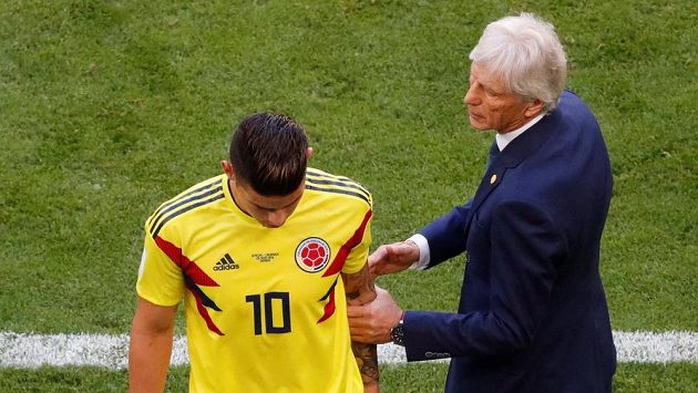 Kolumbijská hvězda James Rodriguez musela střídat během duelu se Senegalem. Vedle něj kouč Jose Pekerman. Kolumbijská hvězda James Rodriguez musela střídat během duelu se Senegalem. Vedle něj kouč Jose Pekerman.
