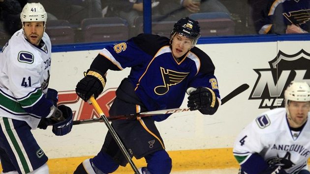 Útočník Dmitrij Jaškin (uprostřed) v dresu St. Louis v utkání NHL proti Vancouveru. Útočník Dmitrij Jaškin (uprostřed) v dresu St. Louis v utkání NHL proti Vancouveru.
