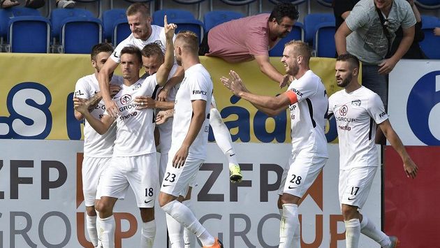 Hráči Slovácka se radují z gólu. Hráči Slovácka se radují z gólu.