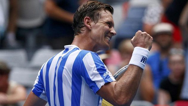 Český tenista Tomáš Berdych se raduje z vítězství nad Bosňanem Damirem Džumhurem. Český tenista Tomáš Berdych se raduje z vítězství nad Bosňanem Damirem Džumhurem.