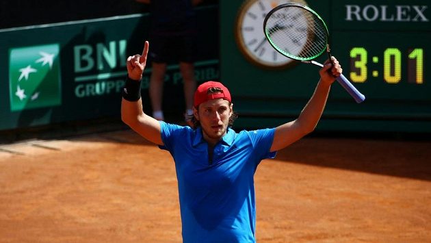 Francozský tenista Lucas Pouille oslavuje výhru nad Italem Fabiem Fogninim. Francozský tenista Lucas Pouille oslavuje výhru nad Italem Fabiem Fogninim.
