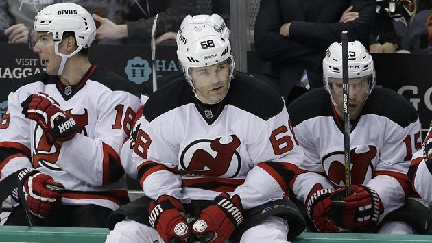 Jaromír Jágr (vpředu) možná ještě před play off New Jersey opustí. Jaromír Jágr (vpředu) možná ještě před play off New Jersey opustí.