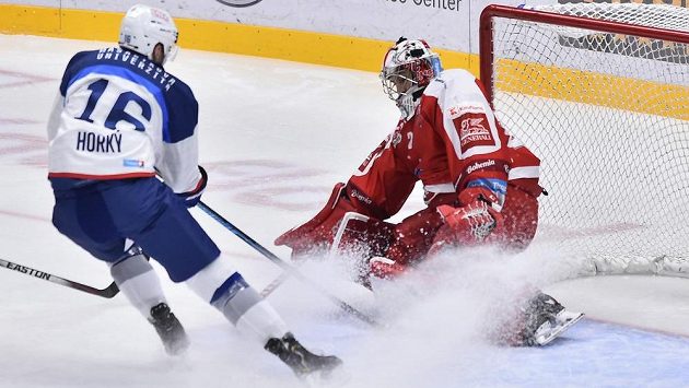 Luboš Horký z Brna před brankářem Olomouce Janem Lukášem. Luboš Horký z Brna před brankářem Olomouce Janem Lukášem.