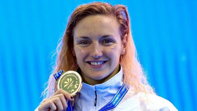 Maďarka Katinka Hosszuová pózuje se zlatou medailí na MS v plavání. Maďarka Katinka Hosszuová pózuje se zlatou medailí na MS v plavání.