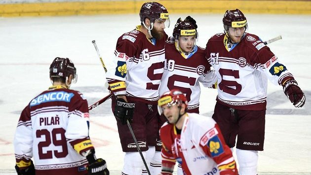 Sparťanští hokejisté (zleva) Karel Pilař, Adam Polášek, Martin Réway a Lukáš Klimek slaví gól v derby proti Slavii. Sparťanští hokejisté (zleva) Karel Pilař, Adam Polášek, Martin Réway a Lukáš Klimek slaví gól v derby proti Slavii.