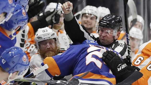 Scott Mayfield a Jakub Voráček, jejich problém během utkání museli řešit rozhodčí. Scott Mayfield a Jakub Voráček, jejich problém během utkání museli řešit rozhodčí.