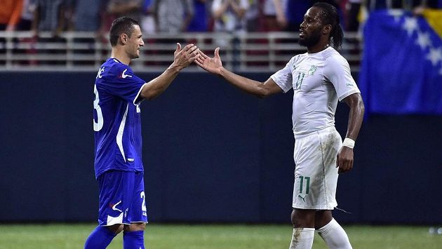 Bosenský fotbalista Sejad Salihovič (vlevo) se zdraví s útočníkem Pobřeží slonoviny Didierem Drogbou. Bosenský fotbalista Sejad Salihovič (vlevo) se zdraví s útočníkem Pobřeží slonoviny Didierem Drogbou.