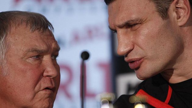 Trenér Fritz Sdunek (vlevo) a jeho svěřenec Vitalij Kličko. Trenér Fritz Sdunek (vlevo) a jeho svěřenec Vitalij Kličko.