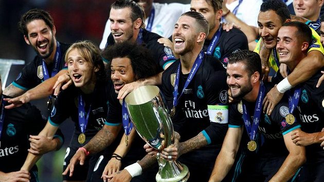 Fotbalisté Realu Madrid slaví triumf v Superpoháru. S trofejí Sergio Ramos. Fotbalisté Realu Madrid slaví triumf v Superpoháru. S trofejí Sergio Ramos.
