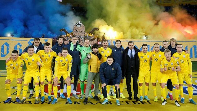 Fotbalisté Ukrajiny slaví vítězství nad Litvou, která je přiblížila k ME. Fotbalisté Ukrajiny slaví vítězství nad Litvou, která je přiblížila k ME.