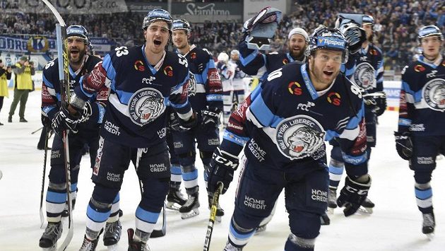 Hokejisté Liberce se radují z vítězství na ledě Brna a postupu do finále extraligy. Hokejisté Liberce se radují z vítězství na ledě Brna a postupu do finále extraligy.