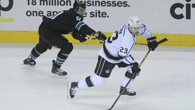 Kapitán Los Angeles Kings Dustin Brown (v bílém dresu) v utkání se San Jose. Kapitán Los Angeles Kings Dustin Brown (v bílém dresu) v utkání se San Jose.