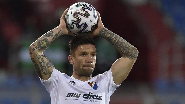 Martin Fillo z Ostravy unikl v bitvě s Jabloncem červené kartě. Martin Fillo z Ostravy unikl v bitvě s Jabloncem červené kartě.