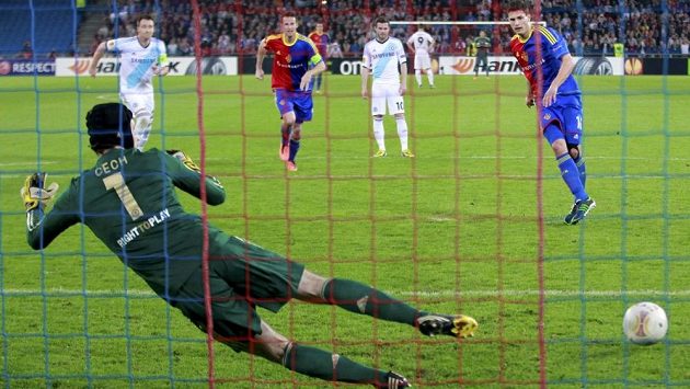 Fabian Schär z Basileje překonává z penalty Petra Čecha. Fabian Schär z Basileje překonává z penalty Petra Čecha.
