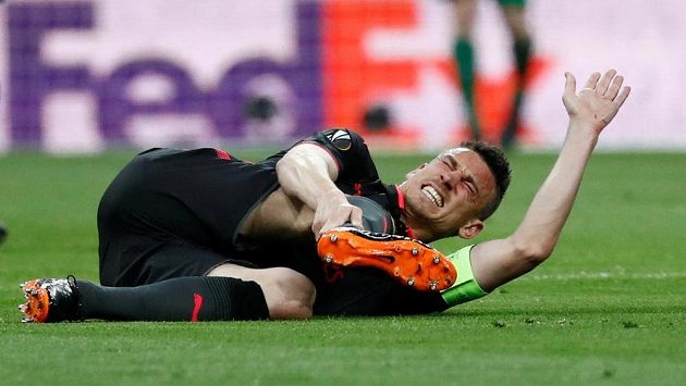 Laurent Koscielny z Arsenalu se záhy v odvetě semifinále EL s Atlétikem zranil. Laurent Koscielny z Arsenalu se záhy v odvetě semifinále EL s Atlétikem zranil.