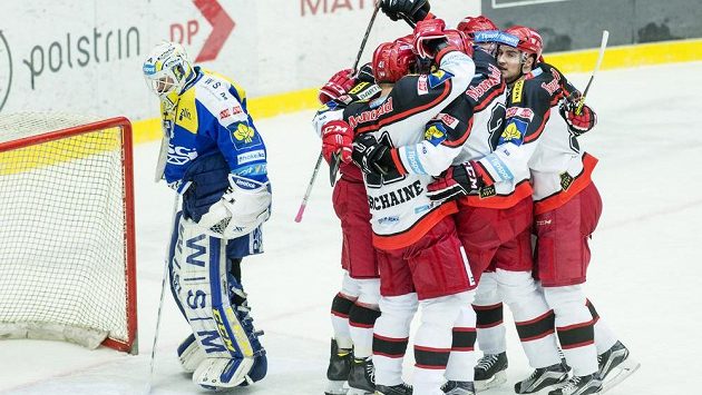 Hráči Hradce oslavují gól, vlevo je překonaný brankář Zlína Libor Kašík. Hráči Hradce oslavují gól, vlevo je překonaný brankář Zlína Libor Kašík.