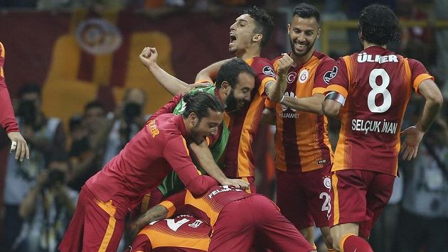 Fotbalisté týmu Galatasaray Istanbul slaví gól. Fotbalisté týmu Galatasaray Istanbul slaví gól.