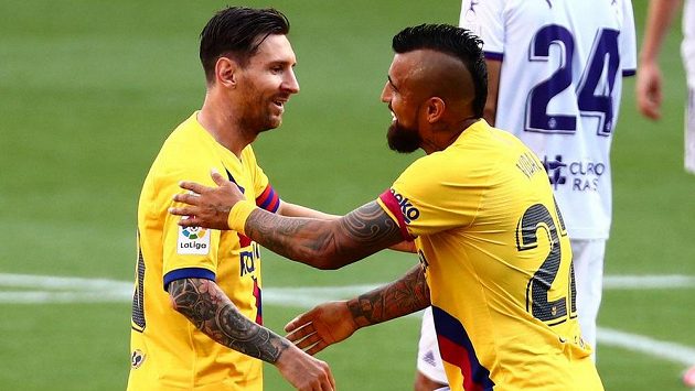 Barcelonští Arturo Vidal (vpravo) a Lionel Messi se radují z gólu proti Valladolidu. Barcelonští Arturo Vidal (vpravo) a Lionel Messi se radují z gólu proti Valladolidu.