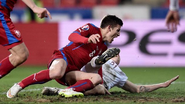 Povedlo se. Aspoň plichta. Český záložník Václav Pilař oslavuje gól na 1:1 v závěru utkání kvalifikace ME 2016 s Lotyšskem. Povedlo se. Aspoň plichta. Český záložník Václav Pilař oslavuje gól na 1:1 v závěru utkání kvalifikace ME 2016 s Lotyšskem.