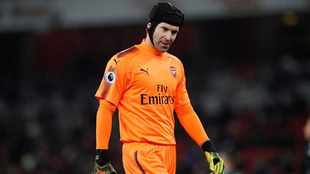 Jako kdyby ani Petr Čech nevěřil, že Arsenal dostal od Manchesteru City tolik branek už v prvním poločase. Jako kdyby ani Petr Čech nevěřil, že Arsenal dostal od Manchesteru City tolik branek už v prvním poločase.