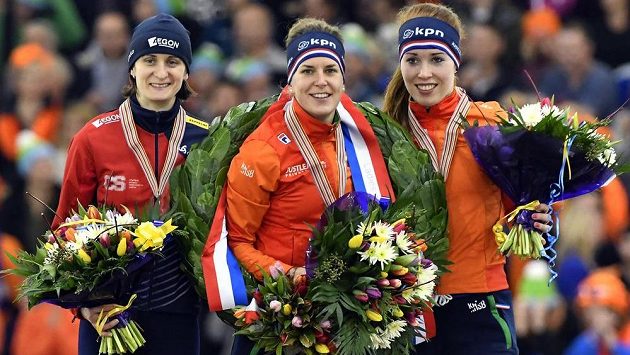 Tři nejlepší závodnice vícebojařského ME: (zleva) stříbrná Martina Sáblíková, vítězka Ireen Wüstová z Nizozemska a její bronzová krajanka Antoinette de Jongová. Tři nejlepší závodnice vícebojařského ME: (zleva) stříbrná Martina Sáblíková, vítězka Ireen Wüstová z Nizozemska a její bronzová krajanka Antoinette de Jongová.