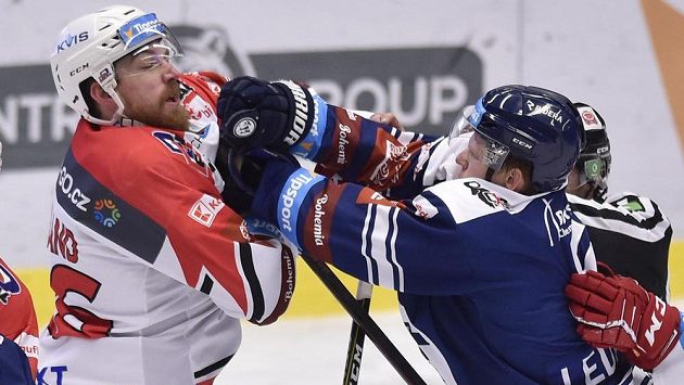 Zleva Rhett Holland z Pardubic a Vojtěch Lednický z Vítkovic. Zleva Rhett Holland z Pardubic a Vojtěch Lednický z Vítkovic.