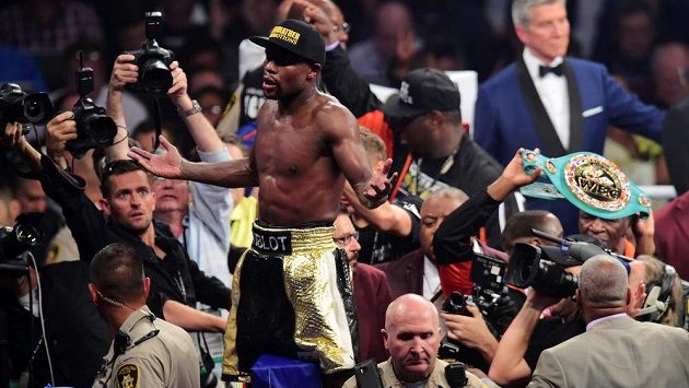 Floyd Mayweather oslavuje vítězství. Floyd Mayweather oslavuje vítězství.