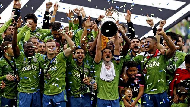 Fotbalisté Seattlu křepčí s trofejí pro vítěze MLS. Fotbalisté Seattlu křepčí s trofejí pro vítěze MLS.
