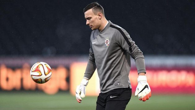 Sparťanský brankář Marek Štěch během středečního tréninku před utkáním Evropské ligy v Bernu. Sparťanský brankář Marek Štěch během středečního tréninku před utkáním Evropské ligy v Bernu.