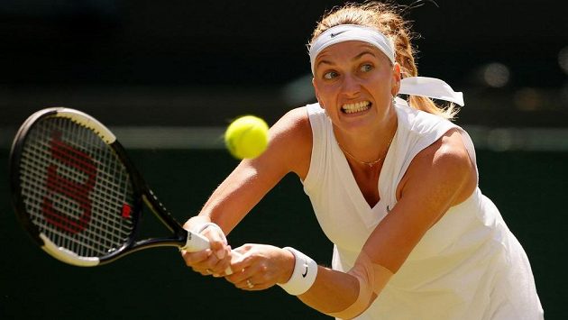 Česká tenistka Petra Kvitová v akci během druhého kola Wimbledonu. Česká tenistka Petra Kvitová v akci během druhého kola Wimbledonu.
