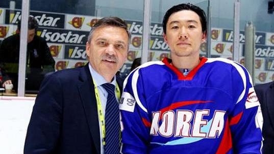 Prezident IIFF René Fasel (vlevo) s jedním z hráčů Jižní Koreje. Prezident IIFF René Fasel (vlevo) s jedním z hráčů Jižní Koreje.
