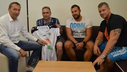 Poškozený fanoušek Petr Janošič (druhý zleva) při setkání se zástupci vedení hradeckého klubu a bezpečnostní agentury. Poškozený fanoušek Petr Janošič (druhý zleva) při setkání se zástupci vedení hradeckého klubu a bezpečnostní agentury.