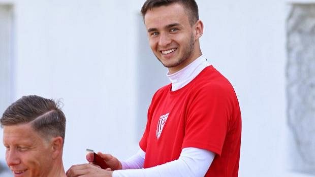 Záložník Lukáš Pfeifer je dvorním kadeřníkem pardubického týmu... Záložník Lukáš Pfeifer je dvorním kadeřníkem pardubického týmu...
