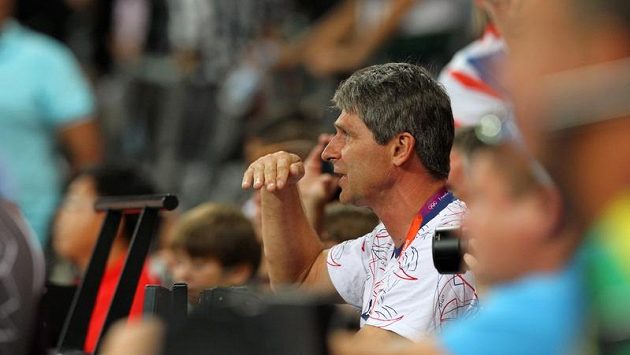 Oštěpařský trenér Jan Železný během olympijského finále Barbory Špotákové. Oštěpařský trenér Jan Železný během olympijského finále Barbory Špotákové.