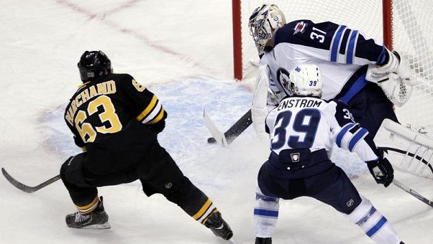 Brad Marchand (vlevo) z Bostonu překonává po přihrávce Tylera Seguina gólmana Winnipegu Ondřeje Pavelce. Brad Marchand (vlevo) z Bostonu překonává po přihrávce Tylera Seguina gólmana Winnipegu Ondřeje Pavelce.