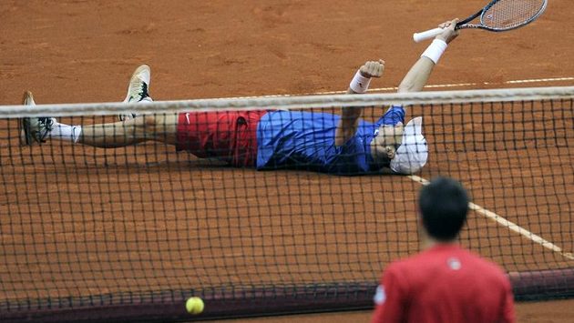 Tomáš Berdych leží na zemi po posledním míčku se Srbem Jankem Tipsarevičem ve čtvrtfinále Davis Cupu. Tomáš Berdych leží na zemi po posledním míčku se Srbem Jankem Tipsarevičem ve čtvrtfinále Davis Cupu.